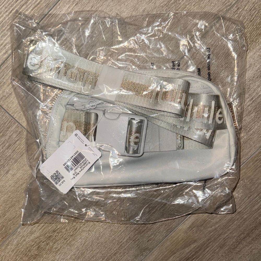 lululemon athletica Mini Bag in Silver and White - Picture 6 of 8